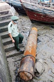 青島小關島海面驚現巨型魚雷 漁民拖回岸邊