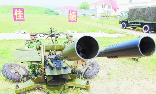 青島女白領當民兵 美女30℃高溫下操練高炮