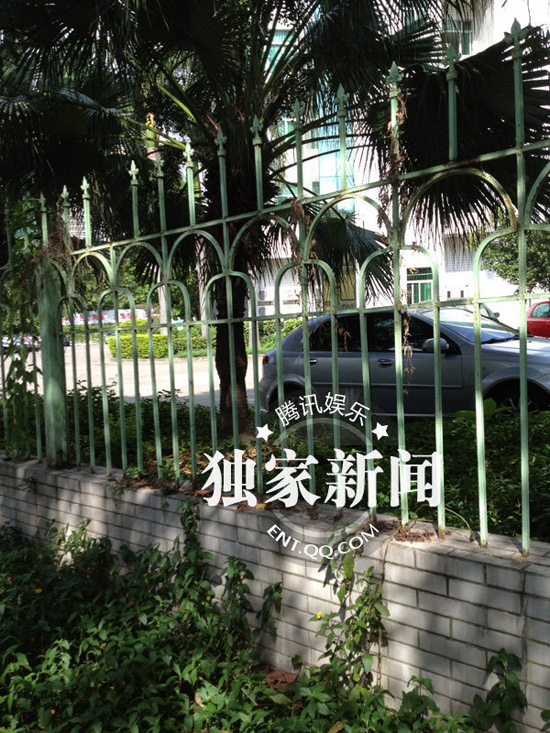 今日上午9點(diǎn)20分左右，陳百祥現(xiàn)身深圳市公安局經(jīng)濟(jì)犯罪偵查局