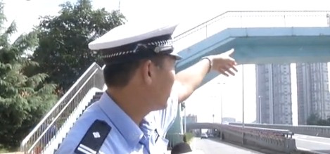 青島膠寧高架跳橋哥抓欄桿懸空 似引體向上渾身發抖