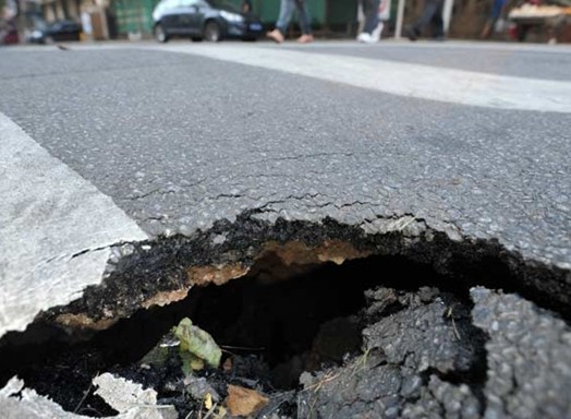 青島浙江路人行道發生地陷 車經過路面即晃動