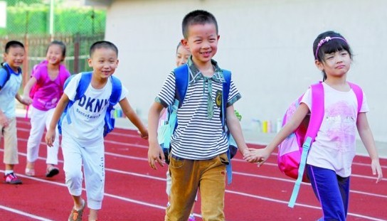 青島小學新生軍訓:不動就達標 站10分鐘就休息