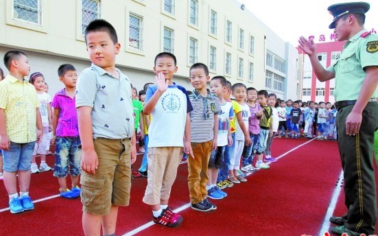 青島小學新生軍訓:不動就達標 站10分鐘就休息