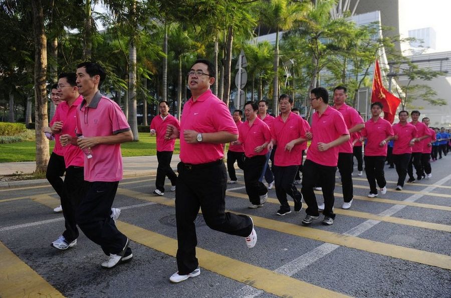 深圳長跑日成公務員“名牌服裝秀”