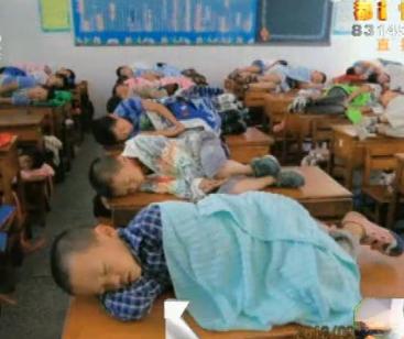 數千小學生無奈躺課桌午睡