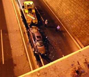 轎車凌晨墜下鎮寧橋 司機蹊蹺棄車離去