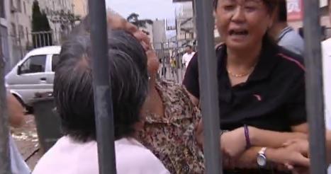 青島一小區鐵門電死女住戶 一夜之間附近電線全消失
