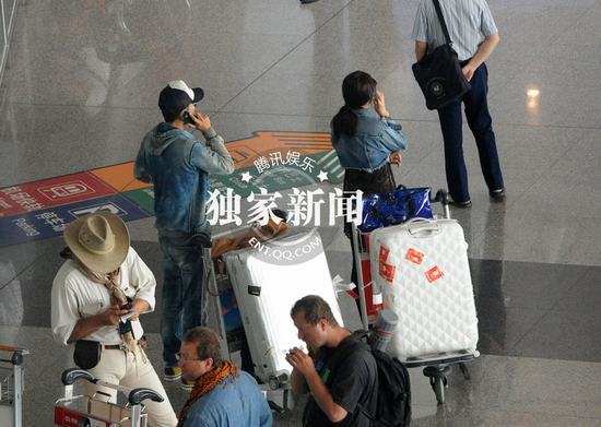張馨予被曝曾離異 攜李晨高調牽手回家 張馨予被曝曾離異 攜李晨高調牽手回家