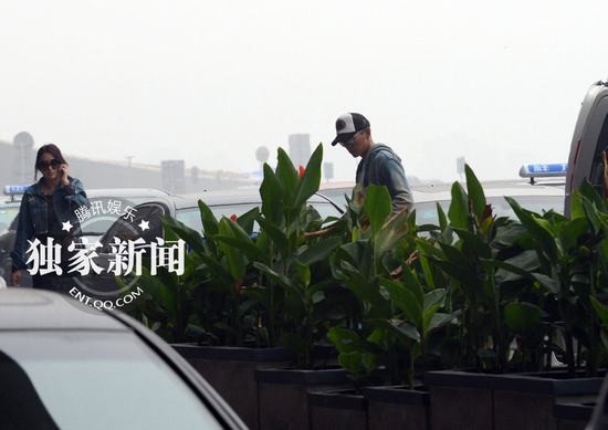 張馨予被曝曾離異 攜李晨高調牽手回家