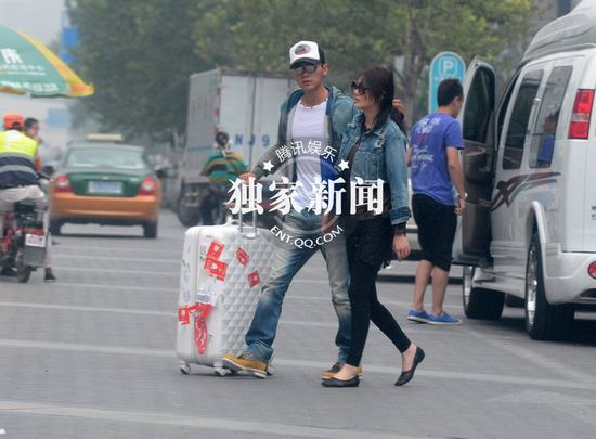 張馨予被曝曾離異 攜李晨高調牽手回家