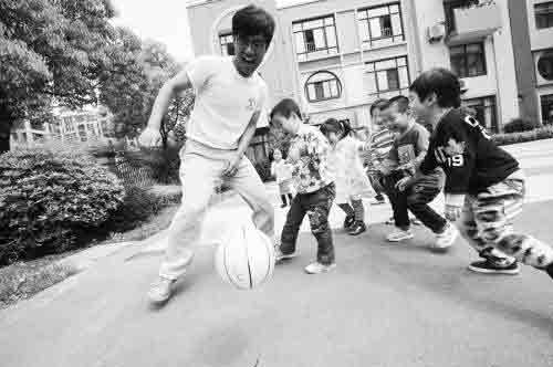 2012年5月3日，合肥，趙龍在跟孩子踢球