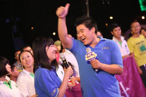 青島開心100萬走進李村 千名選手冒雨參賽