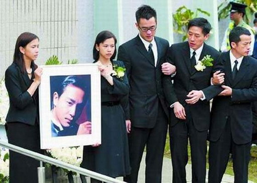 張國榮56歲冥壽歌迷送紙鶴 自殺現場重現揭死因之謎 張國榮56歲冥壽歌迷送紙鶴 自殺現場重現揭死因之謎