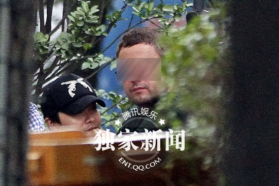 陳思成撇女友獨(dú)自會友 佟麗婭素顏?zhàn)兓竽槻堪l(fā)腫