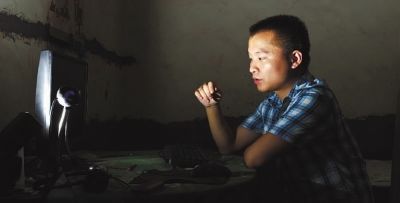 9月6日，湘鄉市東郊鄉，宅在家中的易亮，神情黯然。記者 童迪實習生 王君安 攝