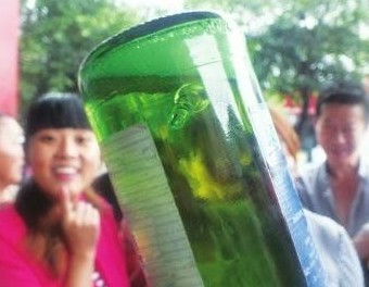 啤酒瓶里漂浮針藥瓶 廠方欲賠償數百元遭拒