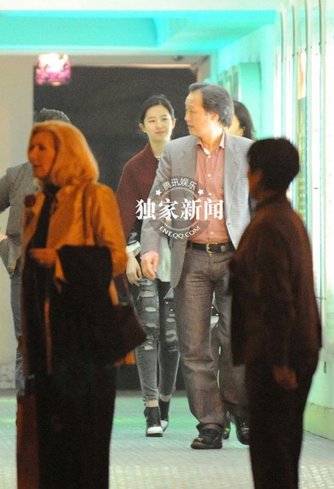 劉亦菲與干爹陳金飛關系親密:摟腰過街同試衣