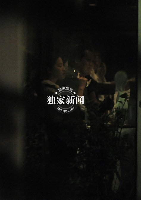 劉亦菲與干爹陳金飛關系親密:摟腰過街同試衣