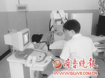 一名患者在海慈醫院泌尿外科內診斷腎結石情況