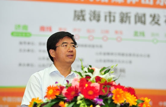 中共威海市委常委宣傳部長王亮介紹威海市實施鄉村文明行動以來的成績和經驗