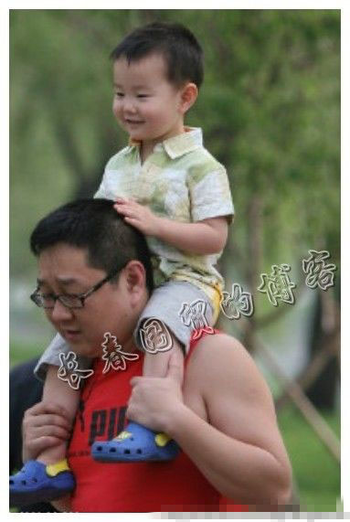 主持人張紹剛可愛兒子首曝光 騎肩膀顯萌態