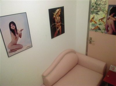 取精室內(nèi)，有一個粉色沙發(fā)，墻壁四周掛著女體畫
