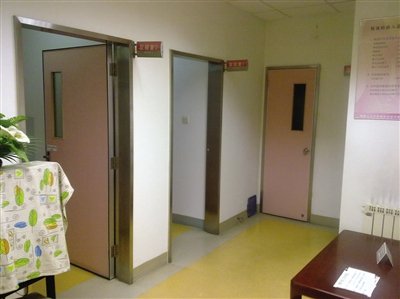 取精室內(nèi)，有一個粉色沙發(fā)，墻壁四周掛著女體畫
