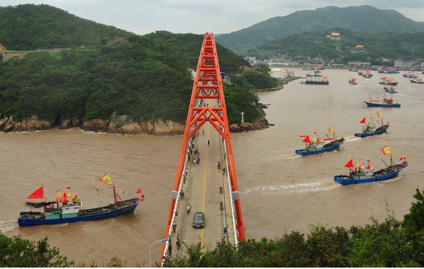 千艘漁船抵達釣魚島外圍 千面國旗浩蕩場面壯觀