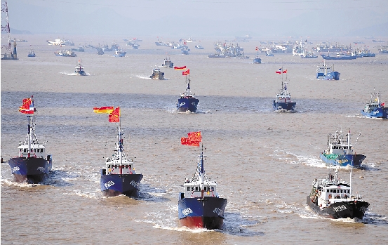 千艘漁船抵達(dá)釣魚(yú)島外圍 千面國(guó)旗浩蕩場(chǎng)面壯觀(guān)