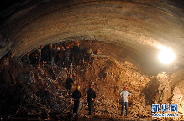 大廣高速在建隧道口發生塌方 250人現場救援