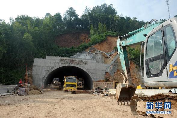 大廣高速在建隧道口發生塌方 250人現場救援