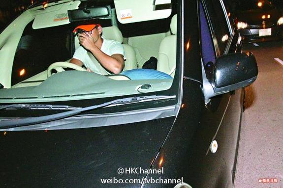 楊怡羅仲謙車震40分鐘被拍 見記者不敢抬頭
