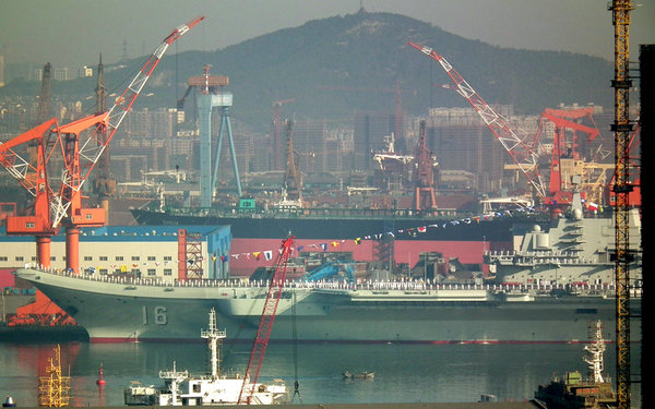 資料圖：中國(guó)航母懸掛滿旗或預(yù)示即將服役。