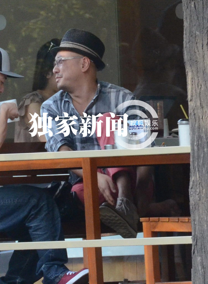 徐崢會(huì)友公共場(chǎng)合脫鞋盤腿
