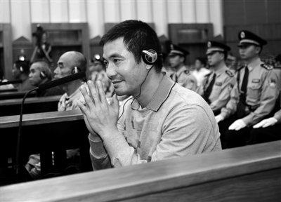 昨日，被告人糯康雙手合十表示認罪并請求被害人家屬的寬恕。新華社記者 王申 攝