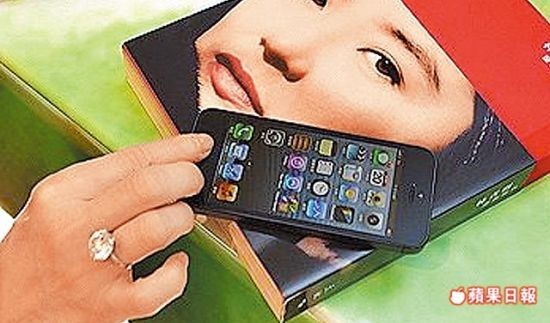 林青霞秀新手機大鉆戒搶鏡 當潮人搶購iPhone5