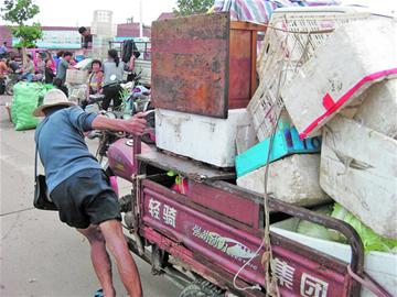青島膠南暴雨留下一地泥巴垃圾 百余汽車(chē)車(chē)牌待認(rèn)領(lǐng)