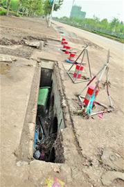 青島膠南暴雨留下一地泥巴垃圾 百余汽車車牌待認領