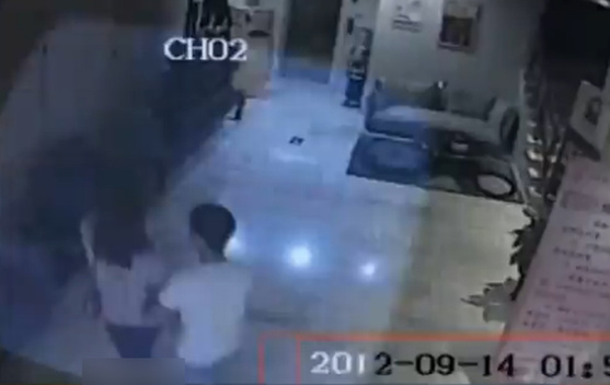 監控拍下女子醉酒遭2男強奸后裸身墜下樓
