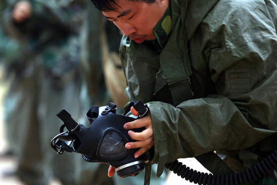 大學軍訓模擬核爆 學生頭戴防毒面具似生化危機
