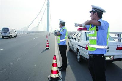 青島膠州灣大橋收費站壓車超15輛簡化通行 隧道必要時全封閉