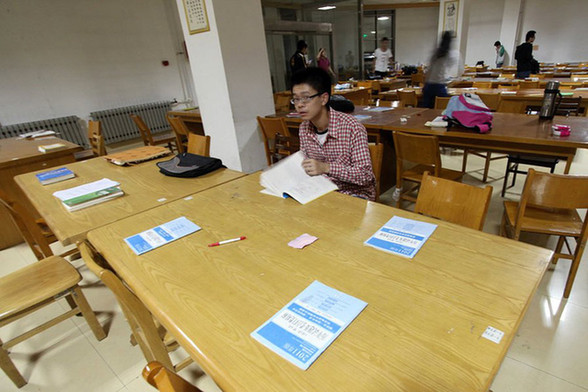 山東高校考研學生凌晨排隊搶座 圖書館門口苦等(組圖)