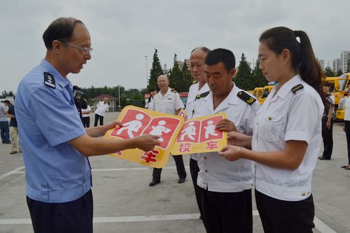 青島發校車身份證 社會車輛不避讓將罰款200
