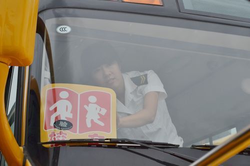 青島發校車身份證 社會車輛不避讓將罰款200