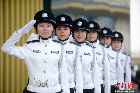 揚州80后女子特勤隊換新裝 警花英姿颯爽