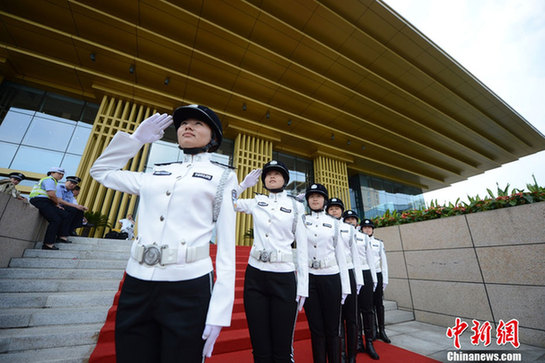 揚州80后女子特勤隊換新裝 警花英姿颯爽