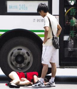 女生當街將手伸男友褲內 網友吐槽衛生棉歪了