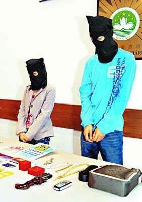 女生當街將手伸男友褲內 網友吐槽衛生棉歪了