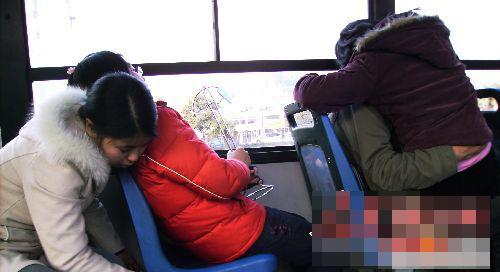 女生當街將手伸男友褲內 網友吐槽衛(wèi)生棉歪了