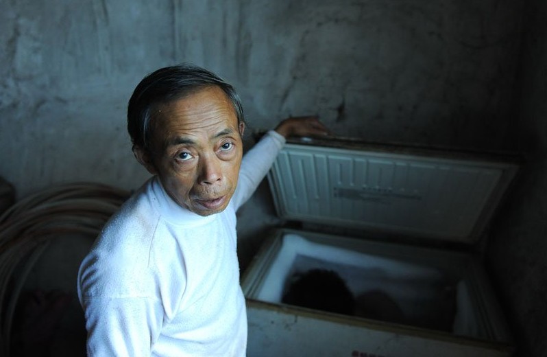 老人將兒遺體凍冰柜6年 想念時就看一眼
